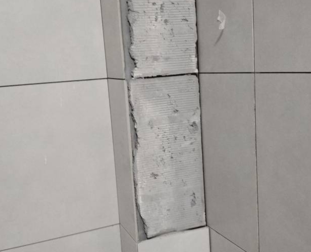 宁陕瓷砖空鼓维修公司分享下瓷砖施工前基层浇水润湿程度不足，可能导致以下问题